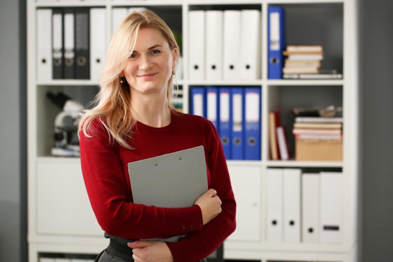 Mujer con un computador portátil en sus manos